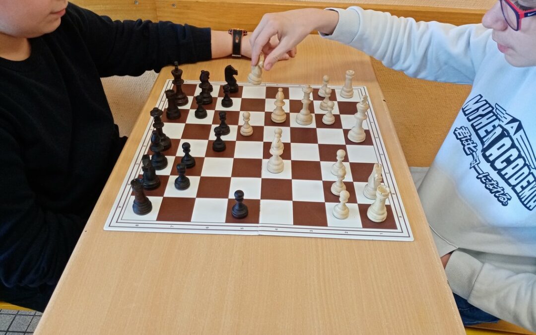 Atelier d’échecs animé par des lycéens